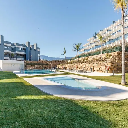 Luxury With 3 Bedrooms Apartment *