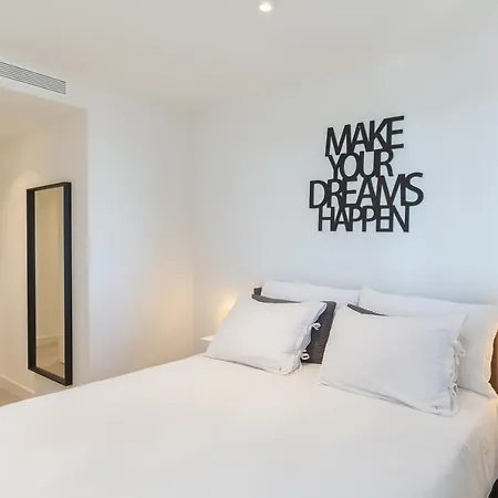 Luxury With 3 Bedrooms Apartment *