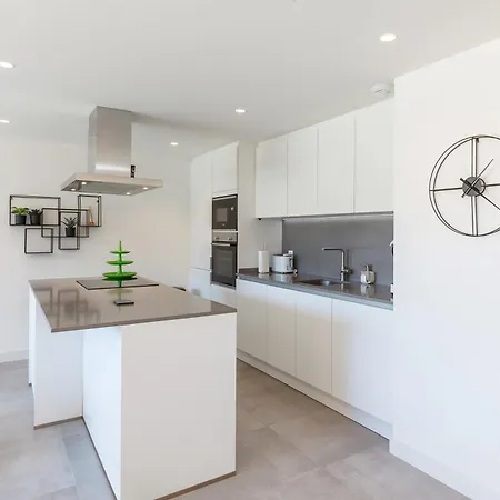 Luxury With 3 Bedrooms Apartment Estepona