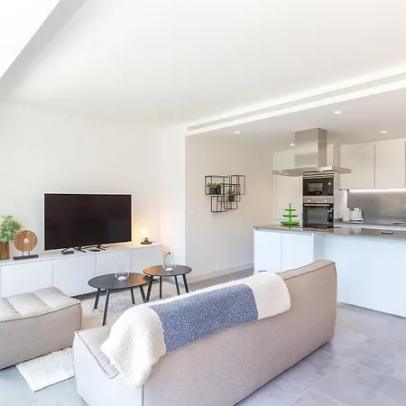 Luxury With 3 Bedrooms Apartment Estepona