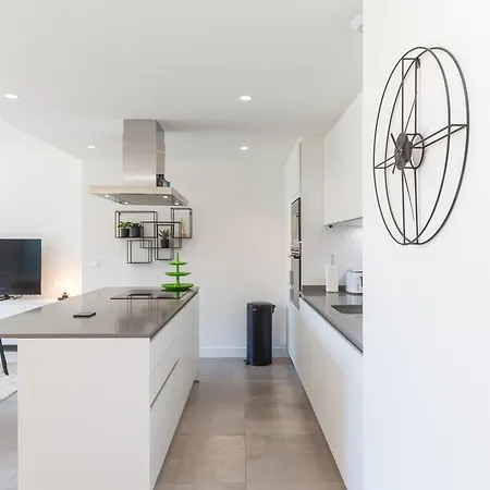 Luxury With 3 Bedrooms Apartment *