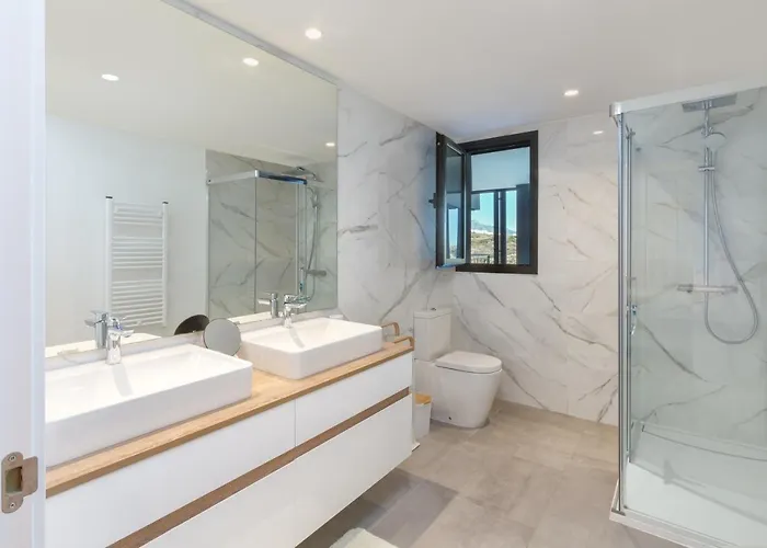 Luxury With 3 Bedrooms *